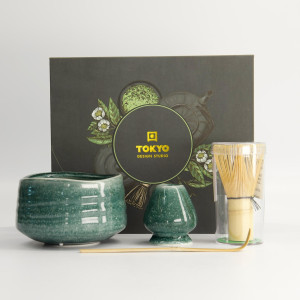 Coffret Matcha Nagomi avec bol en céramique verte, fouet et porte-fouet en bambou devant la boîte cadeau