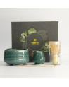 Cofanetto Matcha Nagomi con bol in ceramica verde, frusta e portafrusta in bambù davanti alla scatola