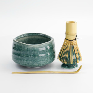 Groene keramische matchakom, bamboe garde op houder en lepel, Nagomi set – Thés & Traditions
