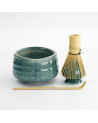 Bol da matcha in ceramica verde, frusta in bambù sul supporto e cucchiaino, set Nagomi