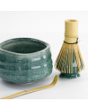 Set matcha Nagomi de trois quarts : bol vert, fouet en bambou sur support et cuillère, Thés & Traditions