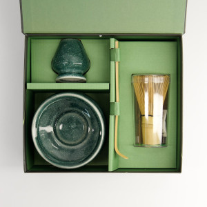 Coffret Matcha Nagomi ouvert : bol vert, porte-fouet et fouet en bambou dans leur écrin, Thés & Traditions