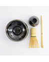 Matcha Kuro geschenkset 4-delig: zwarte geglazuurde porseleinenschaal chawan 550 ml, fouetsteun, chasen en chashaku van bamboe