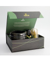 Geopende Matcha cadeauset Kuro: zwarte keramische kom, gardehouder en bamboe garde, geschenkdoos