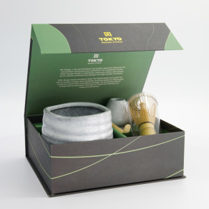 Coffret matcha Yuki ouvert avec bol chawan en porcelaine gris, fouet chasen bambou, cuillère et repose-fouet, 4 pièces.