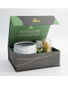 Coffret matcha Yuki ouvert avec bol chawan en porcelaine gris, fouet chasen bambou, cuillère et repose-fouet, 4 pièces.