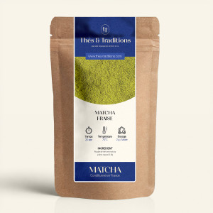 Sachet kraft refermable de Matcha Latte Fraise, étiquette bleu marine et or Thés & Traditions, fenêtre laissant voir le mélange