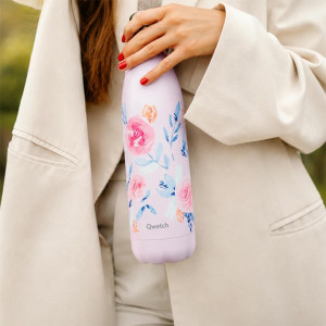 thermosflacon Rosa met roze en blauwe bloemmotief gehouden door een hand met rode nagellak