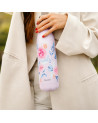 thermosflacon Rosa met roze en blauwe bloemmotief gehouden door een hand met rode nagellak