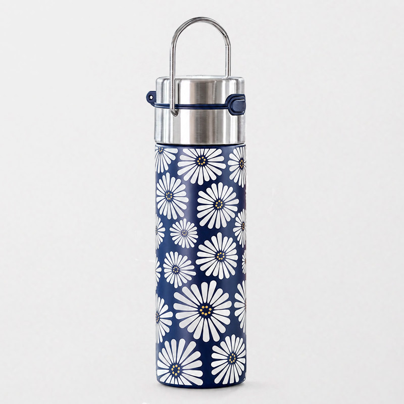 Isolierflasche in Blau mit weißen Gänseblümchen-Motiven, Edelstahlverschluss und Metallgriff