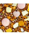 Losse Rooibos Roze Wolk met roze en witte suikerharten en wolken, goji-bessen en gedroogde bloemen, bovenaanzicht