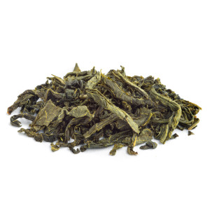 Feuilles sèches de thé vert Korea Mystic Green Thés & Traditions sur fond blanc