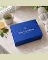 Detox Geschenkset Thés & Traditions : blauwe doos op een helder werkblad, met citroen, verse munt en groene thee