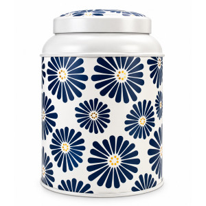 Witte metalen theeblik Amami, margrieten met donkerblauwe bloembladen en gouden hart met gewelfd deksel