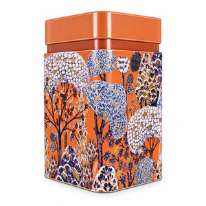 Vierkante metalen theeblik Patagonia oranje, nachtblauw bos en lavendel op terracotta achtergrond
